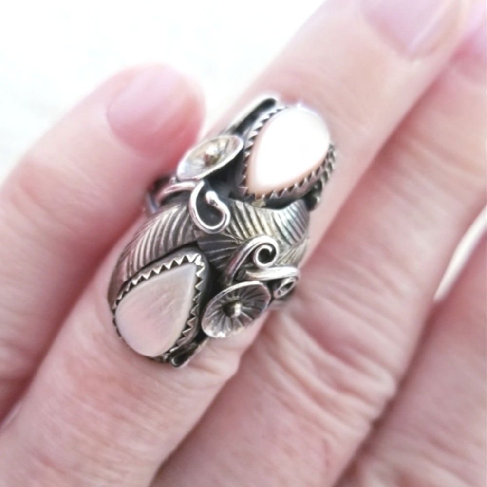 Vintage Sterling Silver & cream Color Mother of Pearl Ring